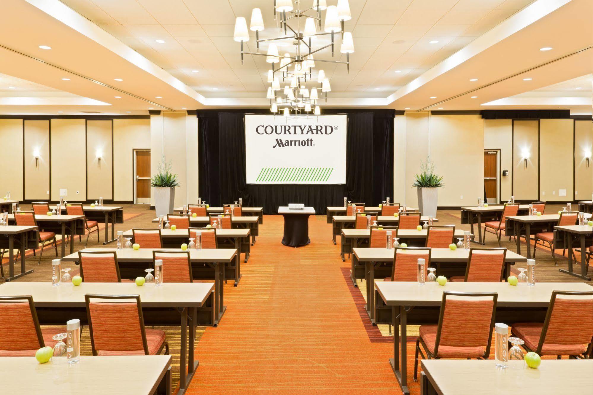 Courtyard Fort Wayne Downtown At Grand Wayne Convention Center מראה חיצוני תמונה